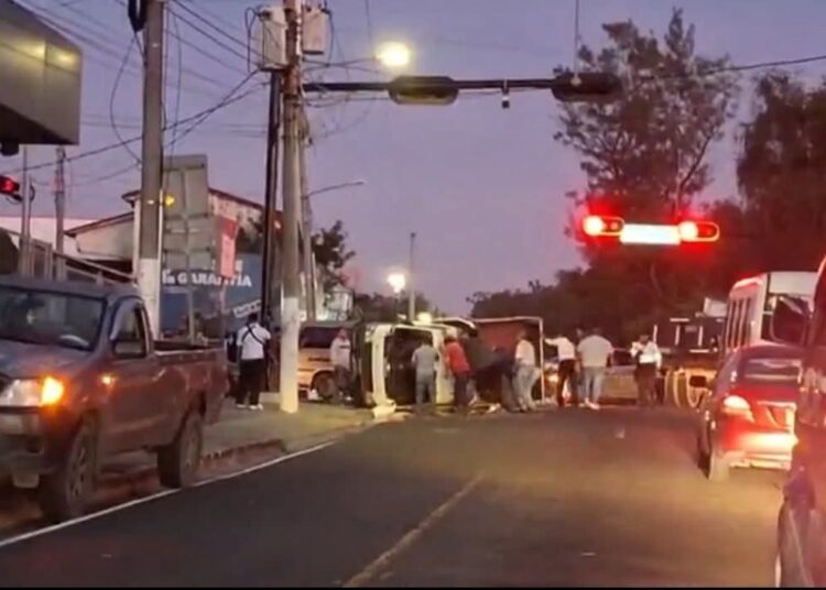 Colisión provoca vuelco de camión y fuerte tráfico en San Salvador