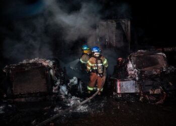 Incendio en predio de Nejapa deja tres vehículos dañados