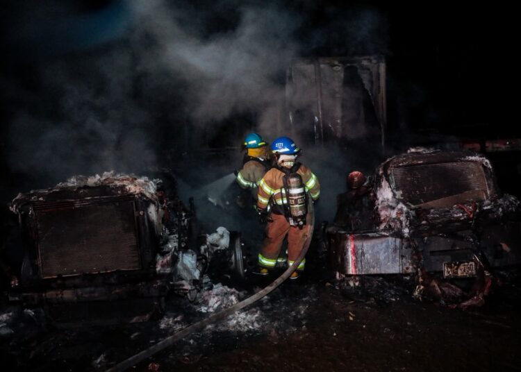 Incendio en predio de Nejapa deja tres vehículos dañados