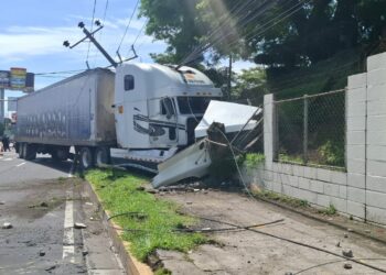 Rastra se accidenta frente al cementerio La Bermeja, en San Salvador