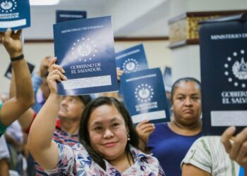 Ministerio de Vivienda entrega escrituras a familias estafadas por Argoz