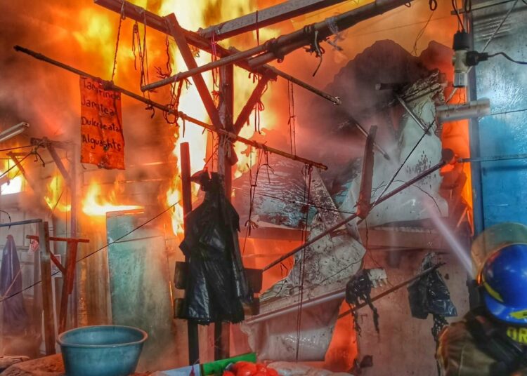 Incendio consume cinco puestos del mercado de Soyapango