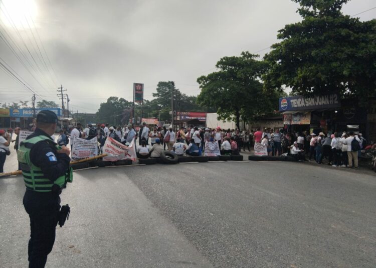 Maestros sindicalistas continúan manifestaciones con bloqueos de calles en Guatemala