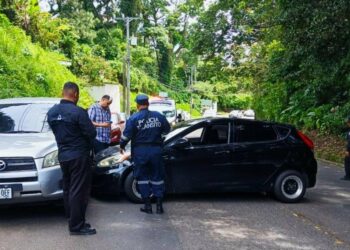 Conductor pierde el control por desperfectos mecánicos y provoca accidente en carretera a Los Planes de Renderos