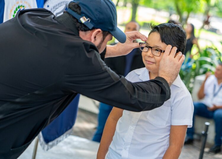 Alcalde de San Salvador Centro otorga lentes a niños provenientes del distrito de Mejicanos