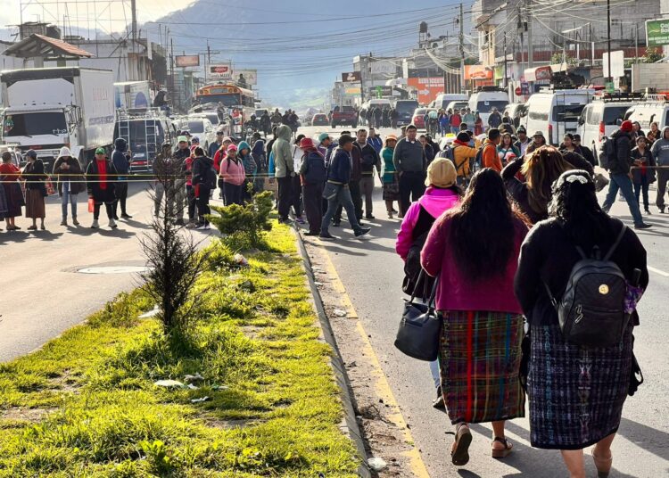 Sindicatos de Salud y Magisterio se unen para bloquear calles en Guatemala