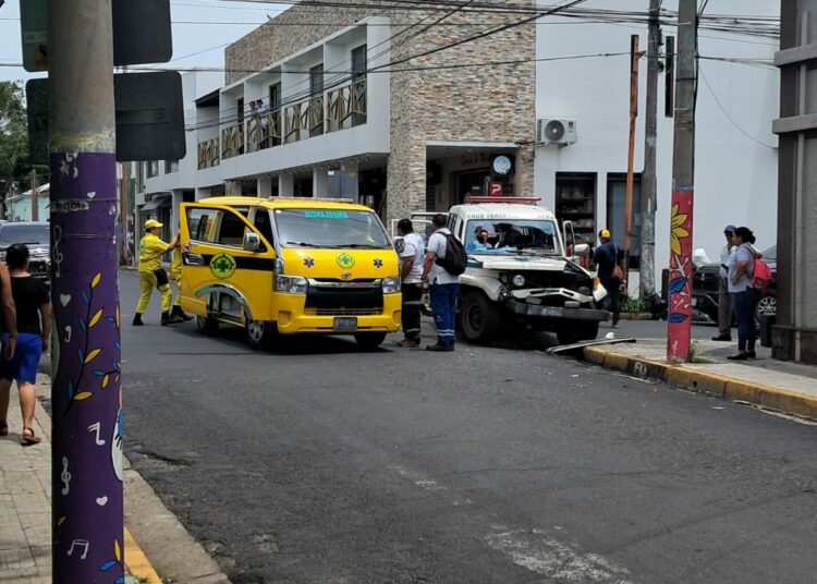 Accidente entre ambulancia y bus causa congestión vehicular en el centro de Santa Ana
