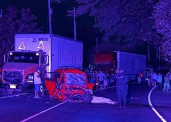 Dos adultos mueren y dos menores resultan heridas tras choque entre carro y camión