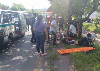 Dos motociclistas resultan lesionados tras perder el control en la carretera de Oro