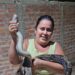 Mujer atrapa con sus manos una serpiente que se escondía en su vivienda, en Santa Ana