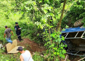 Camión con pasajeros se precipita a un barranco, en Metapán