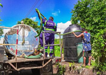 Municipalidad de Santa Ana Centro entrega agua potable en diversas comunidades