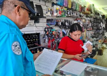 Verifican legalidad de ventas de repuestos en San Salvador