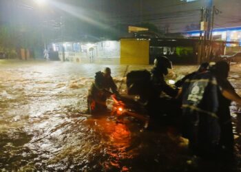 Motociclista es rescatado tras quedar atrapado en zona inundada en San Salvador