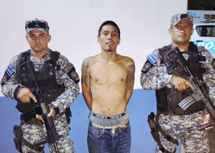Capturan a pandillero de la MS que se escondía en Santa Ana Centro