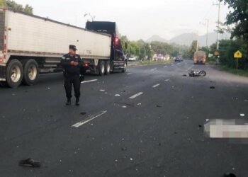 Motociclista choca contra rastra y fallece en carretera a Sonsonate