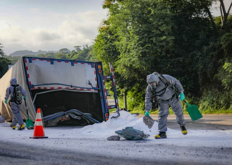 Bomberos activa protocolo para manipular material peligroso derramado en curva “El Papaturro”