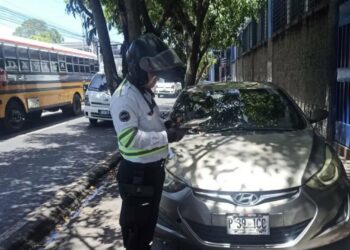 Sancionan a conductor que bloqueó paso peatonal en una escuela de San Salvador