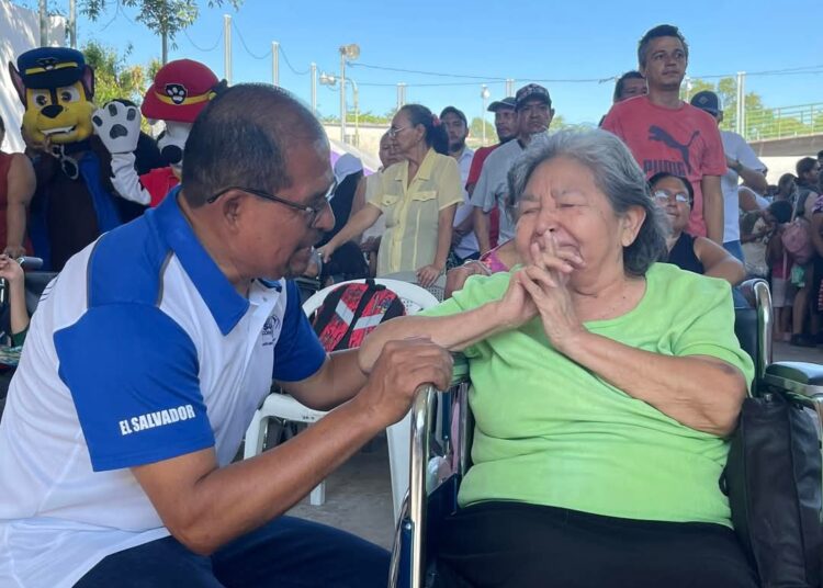 Movimiento Comunitario sigue cambiando vida de salvadoreños entregando sillas de ruedas