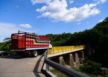 Entregan tres pasos renovados sobre el río Las Piñas, en La Unión