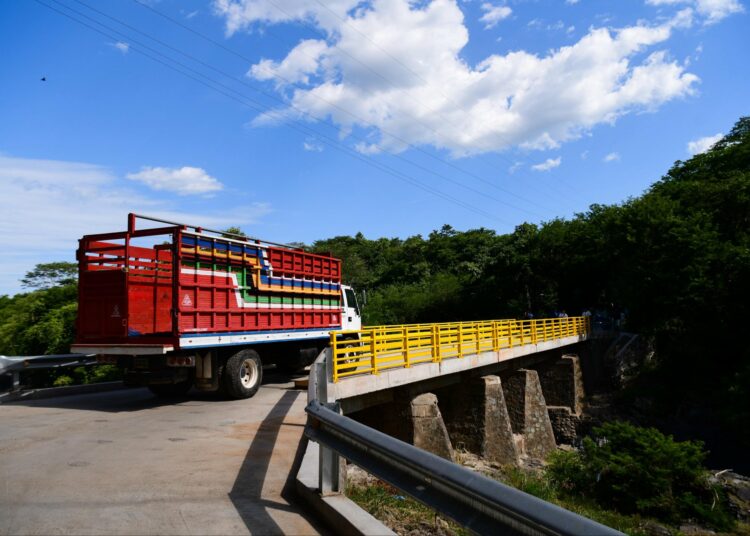 Entregan tres pasos renovados sobre el río Las Piñas, en La Unión