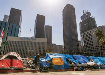 Trump firma orden para retirar contra su voluntad a personas sin hogar