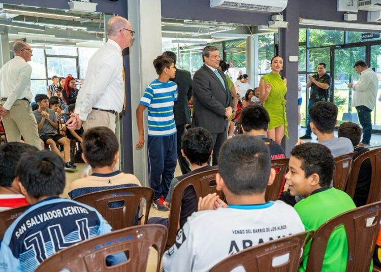 Presidente de la WBC elogia transformación de la seguridad en El Salvador