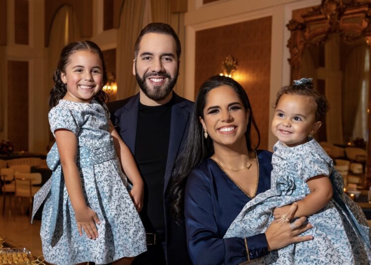 Emotiva felicitación de Gabriela de Bukele para su esposo Nayib