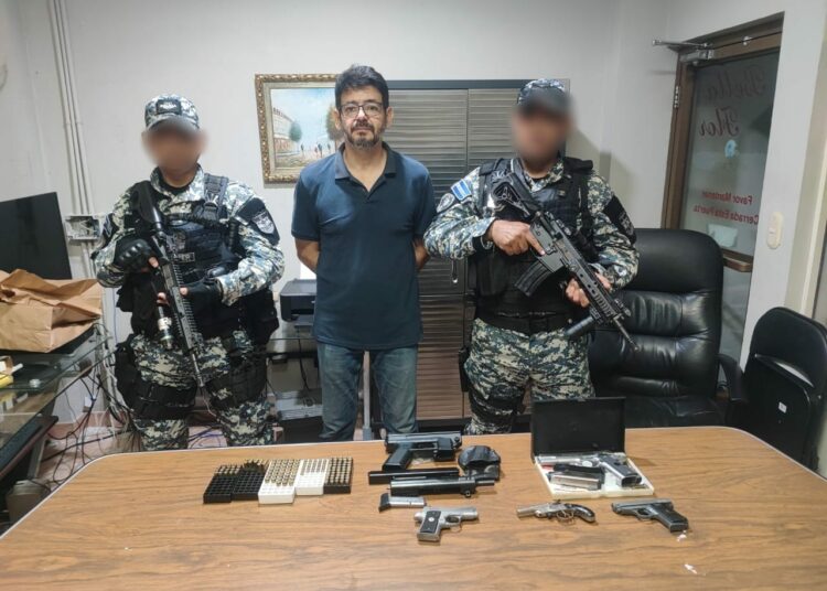 Capturan a sujeto con abundante armamento en su poder