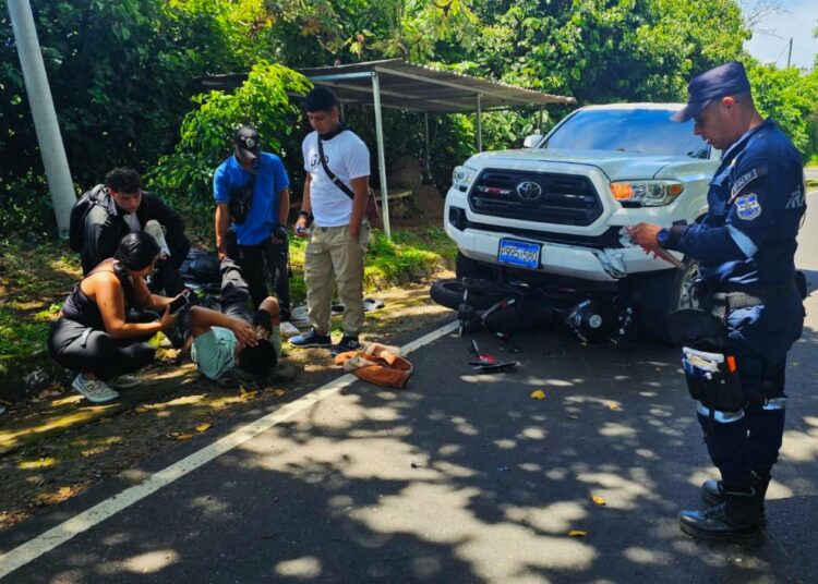 Motociclista resulta herido tras quedar debajo de un pick up en carretera al Cerro Verde