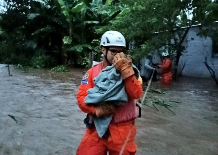 Evacúan a una familia en Chalatenango Norte por crecida del río Tamulasco