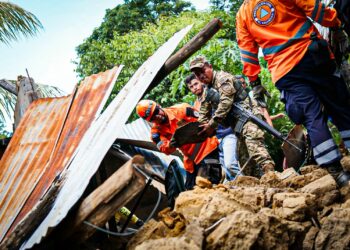 Ejecutan retiro de escombros en vivienda que sufrió daños por sismos