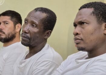 Extranjeros que transportaban $33 millones en drogas seguirán detenidos