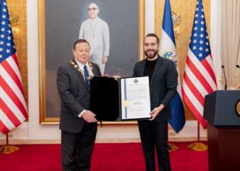 Presidente Bukele condecora a William Duncan tras finalizar su misión diplomática en El Salvador