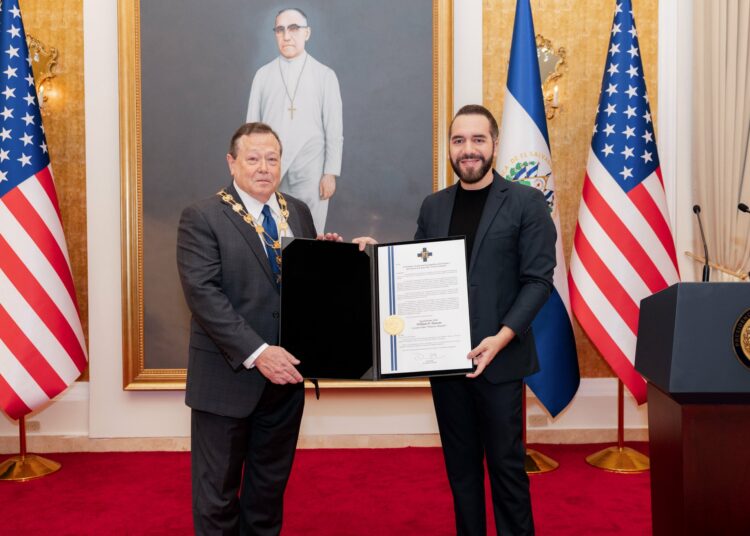 Presidente Bukele condecora a William Duncan tras finalizar su misión diplomática en El Salvador