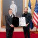 Presidente Bukele condecora a William Duncan tras finalizar su misión diplomática en El Salvador