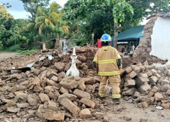 Bomberos atienden la caída de una pared de adobe en el distrito de San Lorenzo, Ahuachapán
