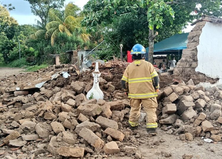 Bomberos atienden la caída de una pared de adobe en el distrito de San Lorenzo, Ahuachapán