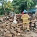 Bomberos atienden la caída de una pared de adobe en el distrito de San Lorenzo, Ahuachapán