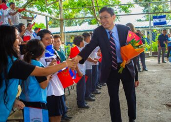 Embajada de China entrega instrumentos musicales a estudiantes en Soyapango, promoviendo la formación artística