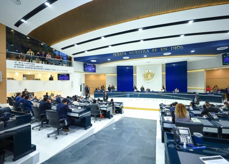 Asamblea Legislativa plantea extender mandato presidencial 