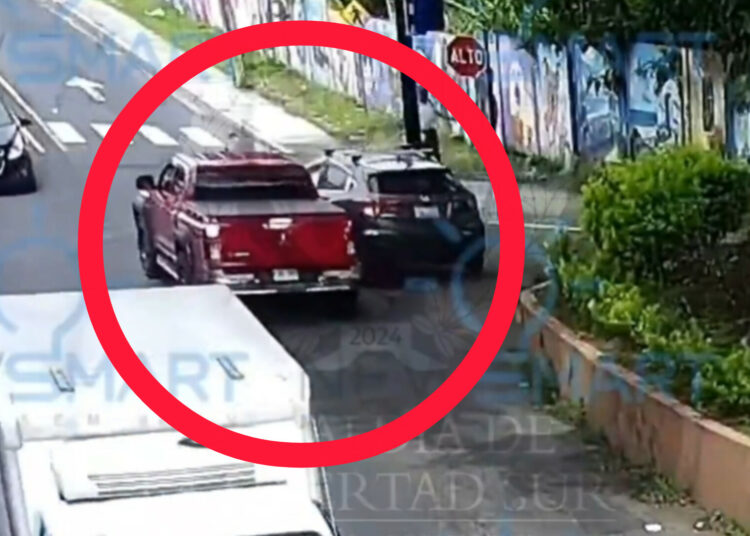 Una camioneta irrespetó la señal de alto y causó un accidente en Santa Tecla