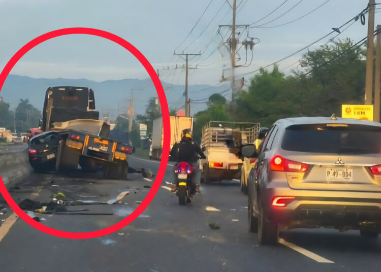 Accidente de tránsito en carretera a Quezaltepeque deja solo daños materiales