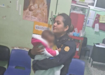 PNC de Guatemala rescata a bebé abandonada en una zona boscosa de Chiquimula