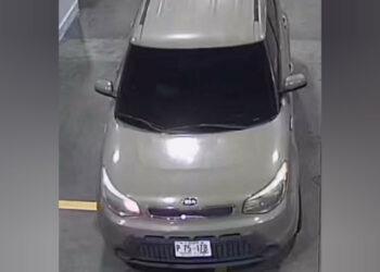 Empleados de gasolinera piden a conductor que regrese a cancelar combustible no pagado