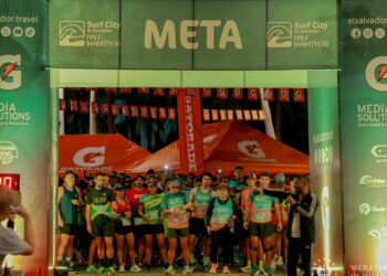 Corredores nacionales e internacionales desafían las rutas costeras en la quinta edición del Surf City El Salvador Half Marathon