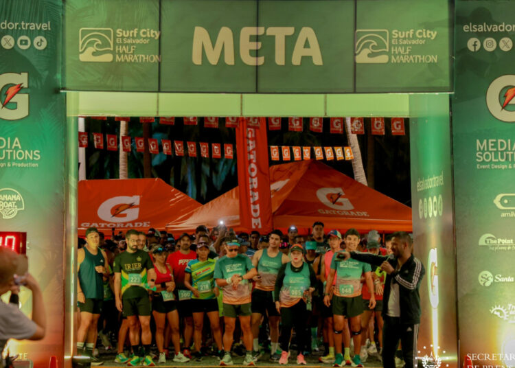 Corredores nacionales e internacionales desafían las rutas costeras en la quinta edición del Surf City El Salvador Half Marathon