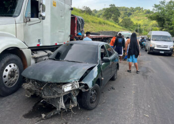Hombre resulta gravemente herido tras ser embestido por rastra en la Carretera de Oro