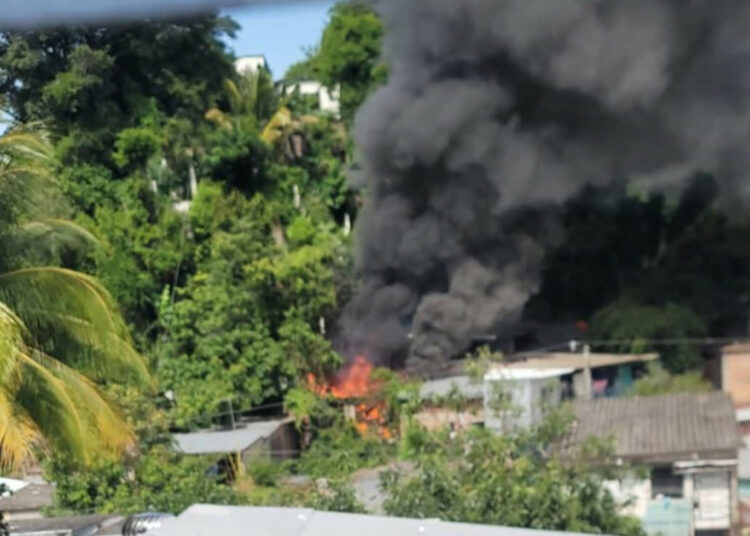 Emergencia por incendio en vivienda moviliza a bomberos en San Marcos