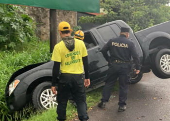 Dos personas resultan lesionadas tras vuelco de pick up en Lourdes, Colón
